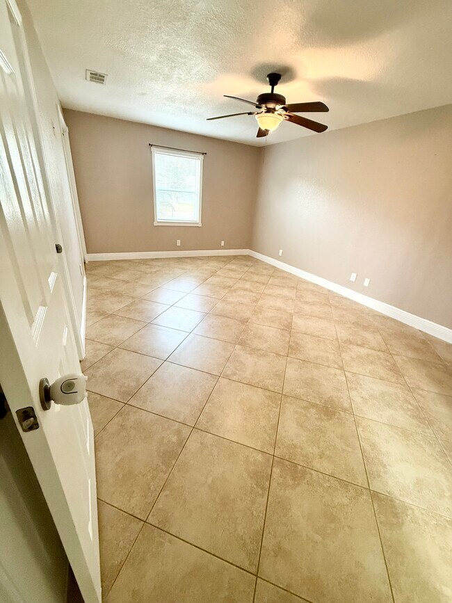 Building Photo - 4427 Tuna Dr