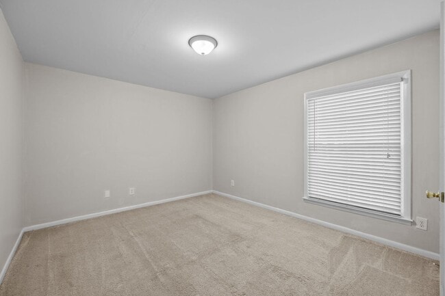 Building Photo - *MOVE IN READY* 3 Bed, 2 Bath Condo, Close to Uptown!!!