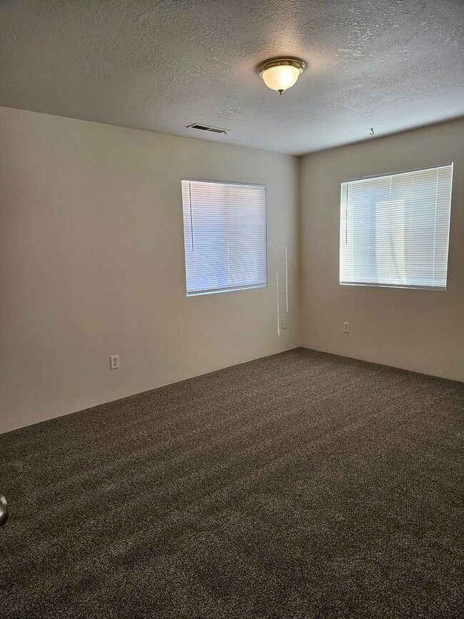 Building Photo - Clean Duplex