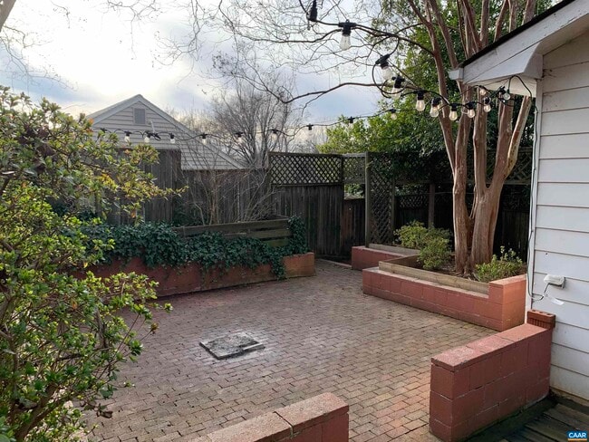 Building Photo - 1028 St Charles Ave