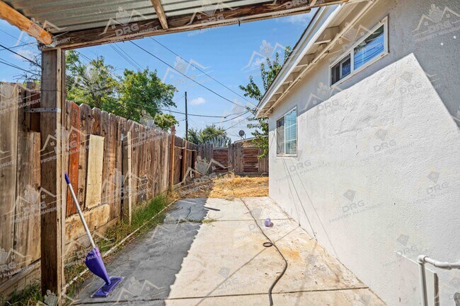 Building Photo - 711 Roselawn Ave