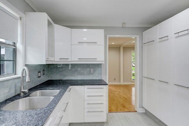 Building Photo - 5419 Dumfries Dr