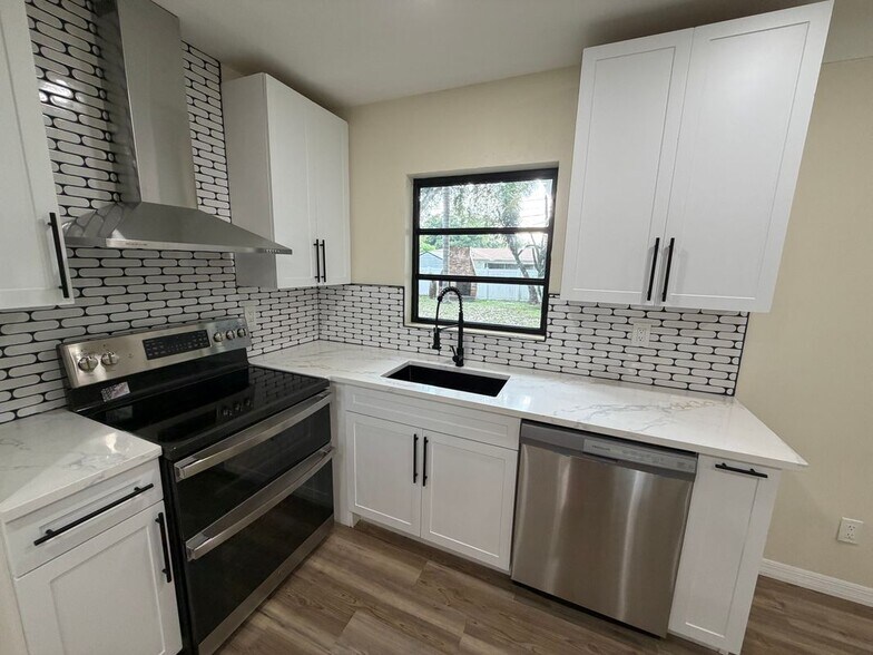 Building Photo - 1418 Dexter Dr