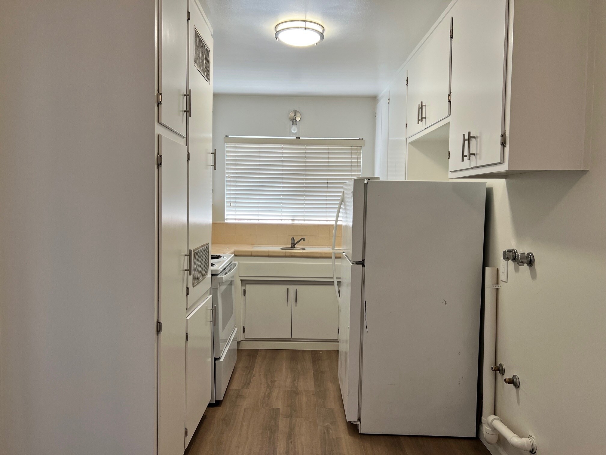 Kitchen - 2516 Drake St