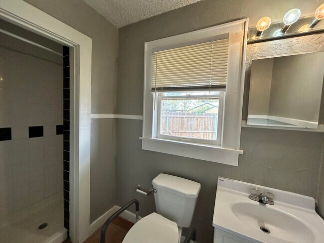 Building Photo - 2124 20th St