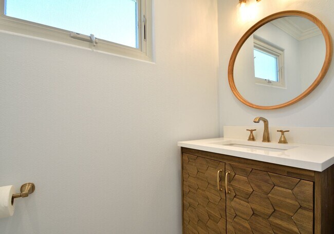 Building Photo - 3 Bedroom Home in Coveted "Golden Hills"