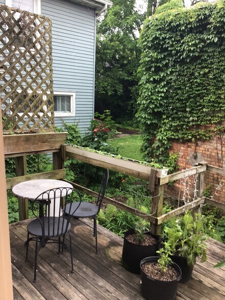 deck - 212 S Albany St