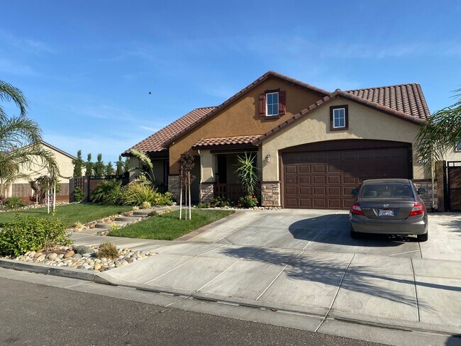 Building Photo - Beautiful Los Banos Rental