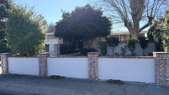 Building Photo - Concord, Nicely remolded 3 bedroom, 3 bathroom home w/ 2 car garage and Tesla solar system