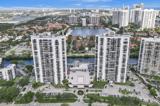 Building Photo - 3625 N Country Club Dr
