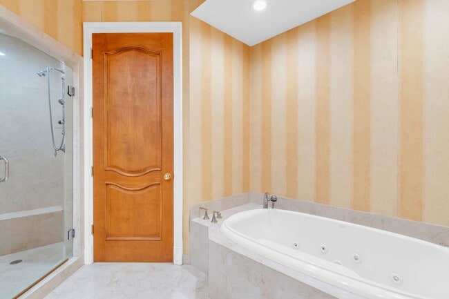 Building Photo - Step into luxury with this fully furnished PH offering stunning ocean and bay views. Located in t...