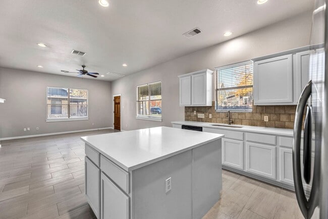 Building Photo - 1 MONTH FREE*  Gorgeous 3 bed 2 Bath detac...
