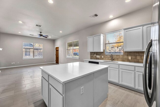 Building Photo - Gorgeous 3 bed 2 Bath detached condo in tr...