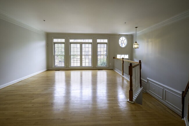 Building Photo - Tower Oaks First-Time Townhome in Rockville is Move-in Ready!