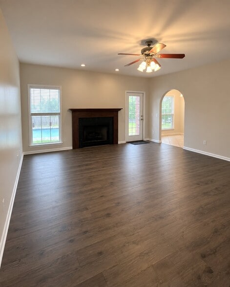 Building Photo - 201 Fountain Crest Dr