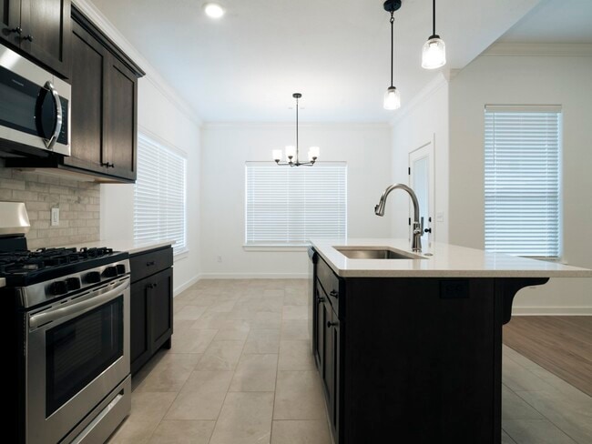 Building Photo - 441 Willow Dr