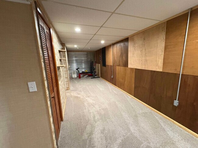 Building Photo - 9 Adkins Ct