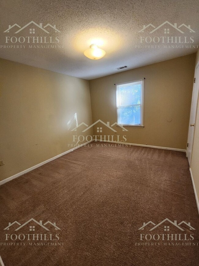 Building Photo - 305 Green Forest Dr