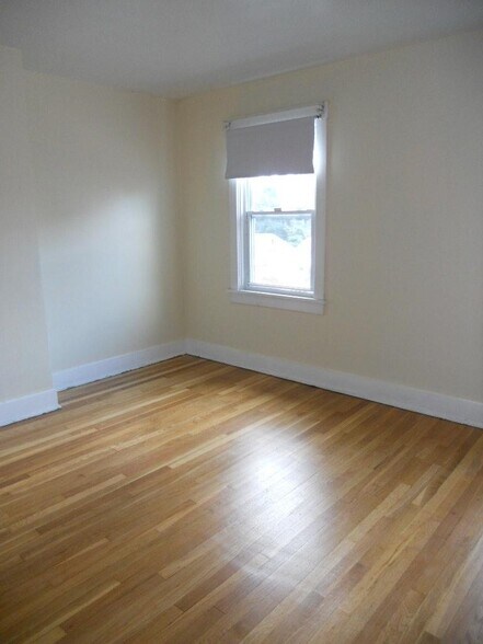 Building Photo - 940 Mirror St