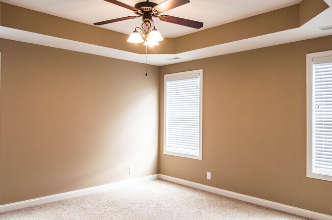 Building Photo - Two Story in Rossview!