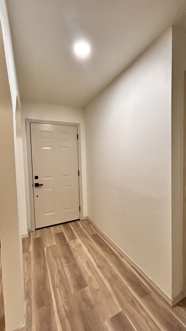 Building Photo - 726 Garden Grove