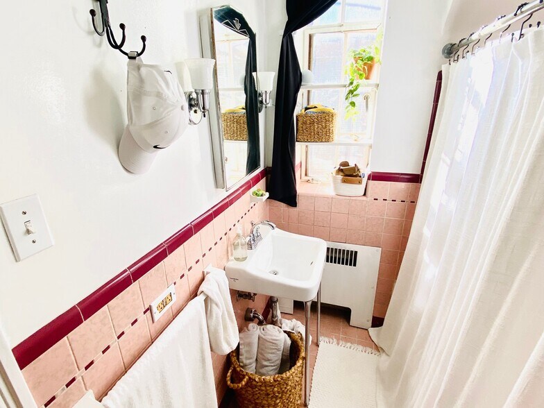 Building Photo - 3132 E 17th Ave