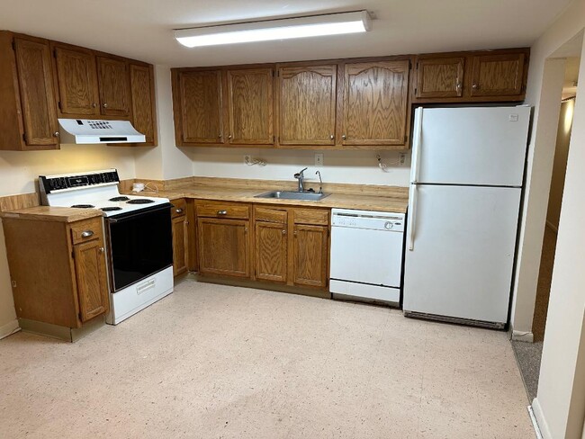 Complete kitchen with d/w and disposer - 1336 Kenyon St NW