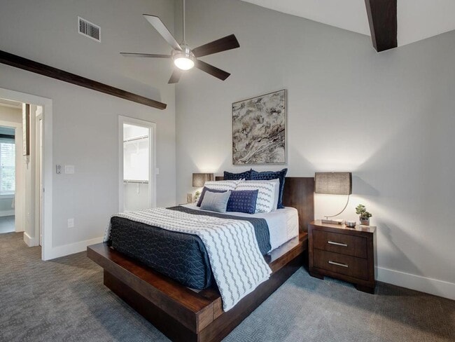 Building Photo - 202 S College St