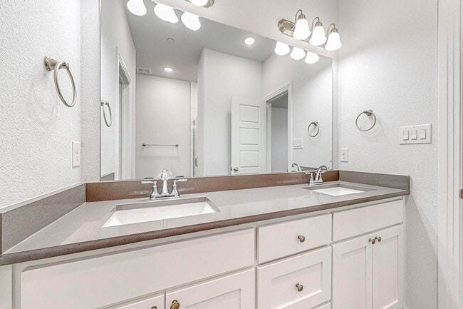 Building Photo - 4 bed 3 Bath Luxurious Townhome in Frisco!