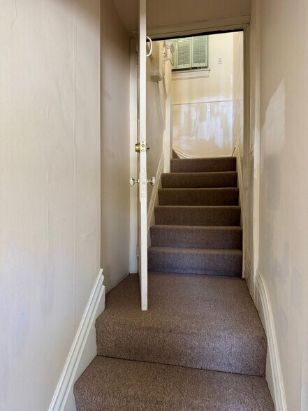 Building Photo - 707 Edgewater Ave