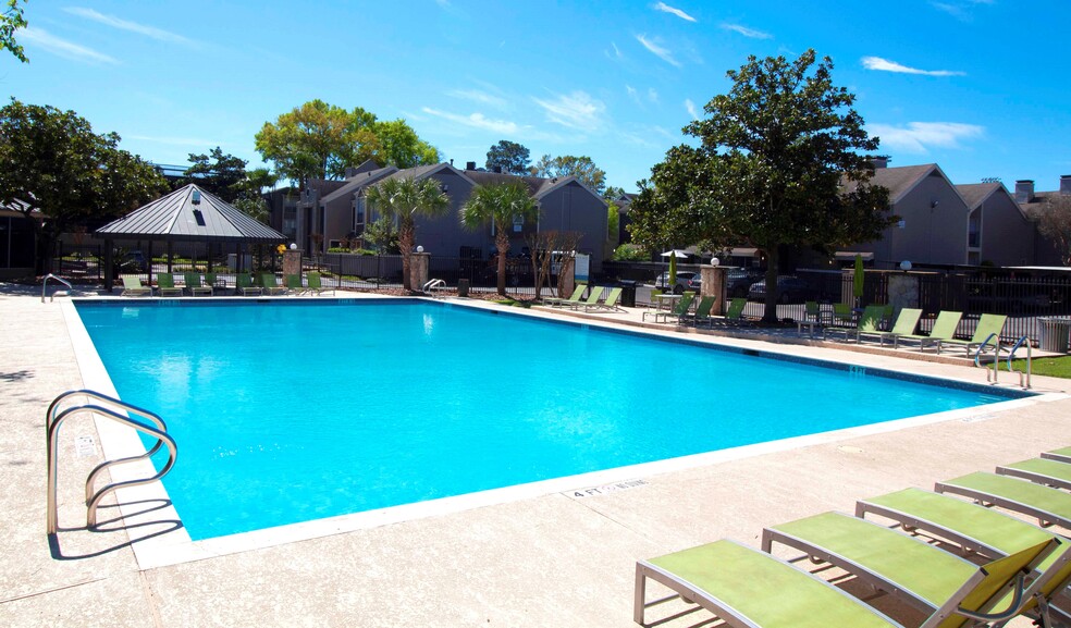 Pool - Bayou Park Apartments