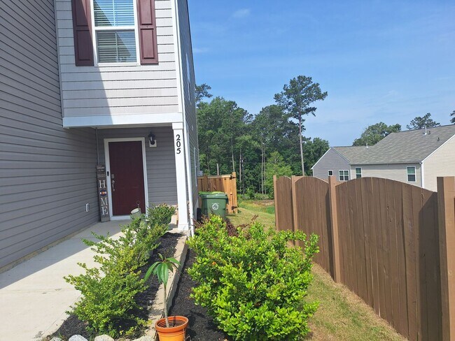 Building Photo - Lovely Four Bedroom Home  Approximately 5 Minutes Away from Gate Ft Jackson and 30 Minutes from S...