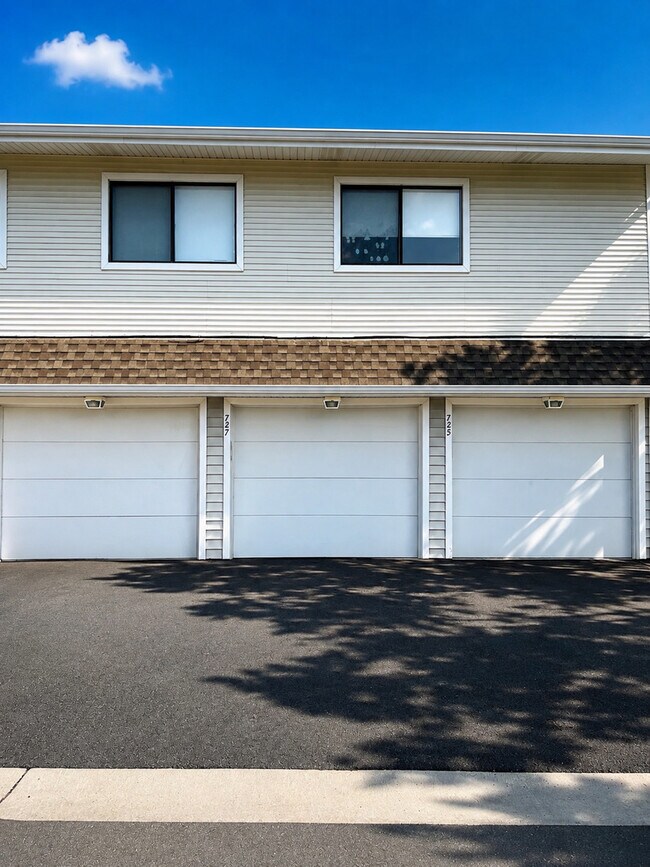 Building Photo - 727 Whitesail Dr