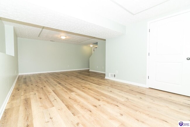 Building Photo - 214 Eagle Way