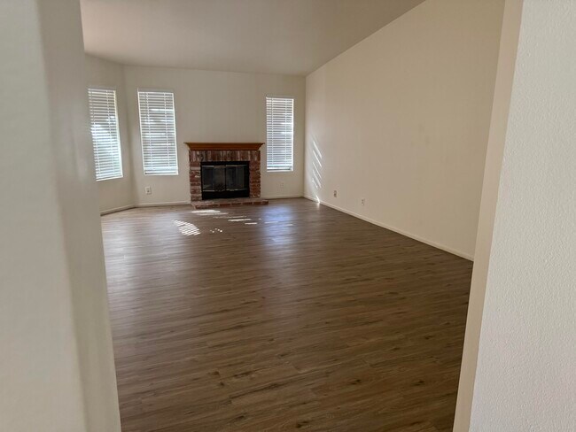 Building Photo - 53620 Avenida Velasco