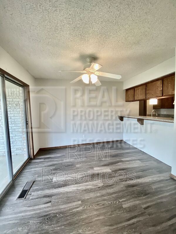 Building Photo - 913 Clear Creek