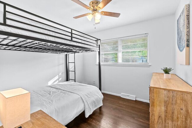 Building Photo - 814 Holiday Ave