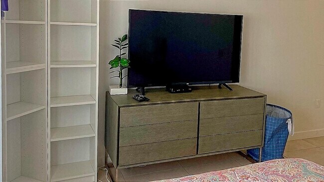 Building Photo - 401 N Birch Rd