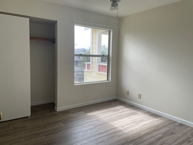 Building Photo - Bello, Erik