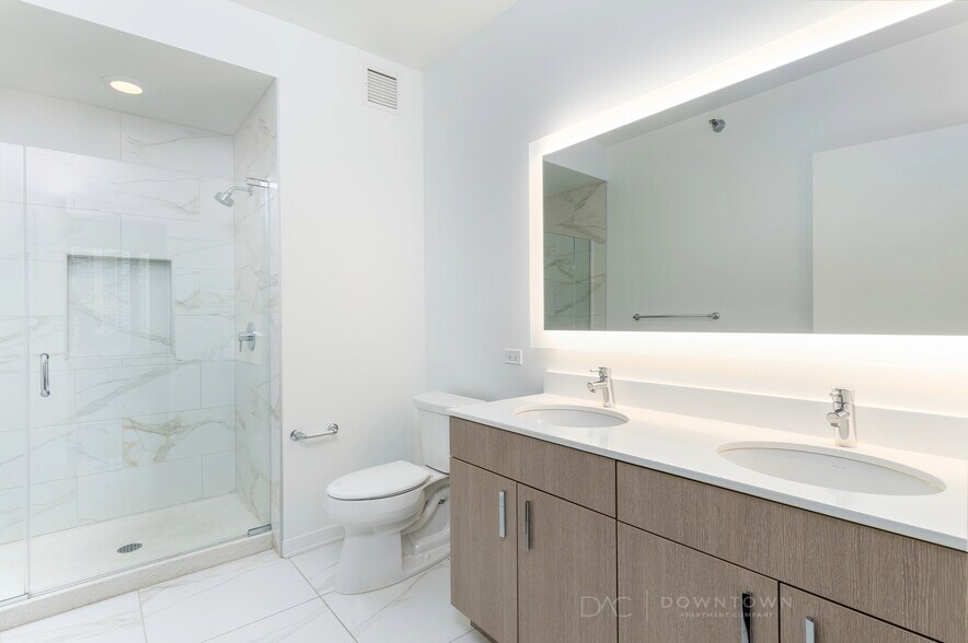 Building Photo - 1254 N La Salle Dr