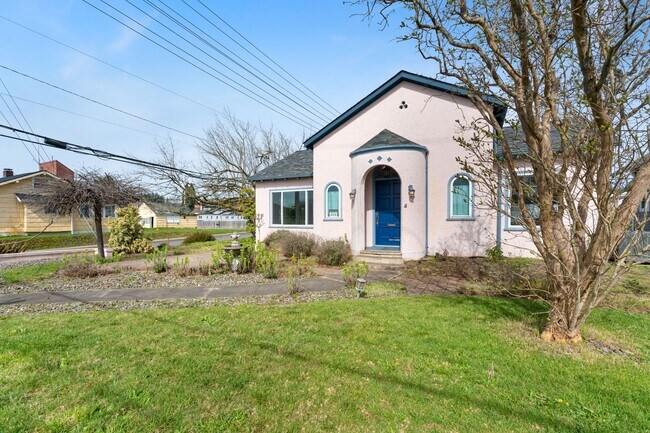 Building Photo - 404 Pioneer Ave E