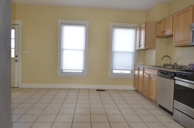 Building Photo - 68 Elm St