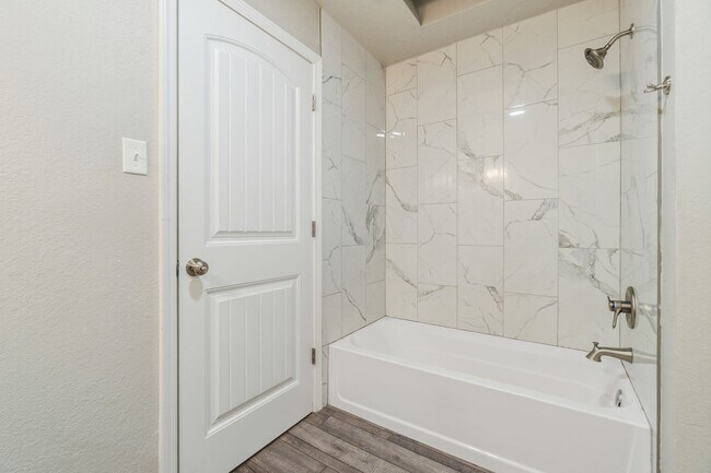 Building Photo - Gorgeous 5 bedroom, 2.5 bath House on a .88 Acre Lot in Fort Smith!