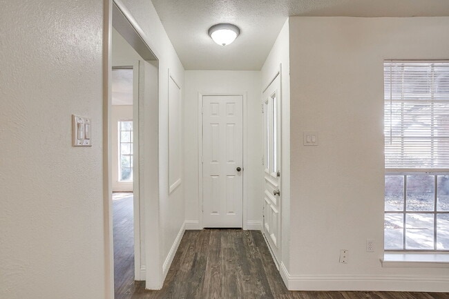 Building Photo - Spacious, Recently Updated Duplex!
