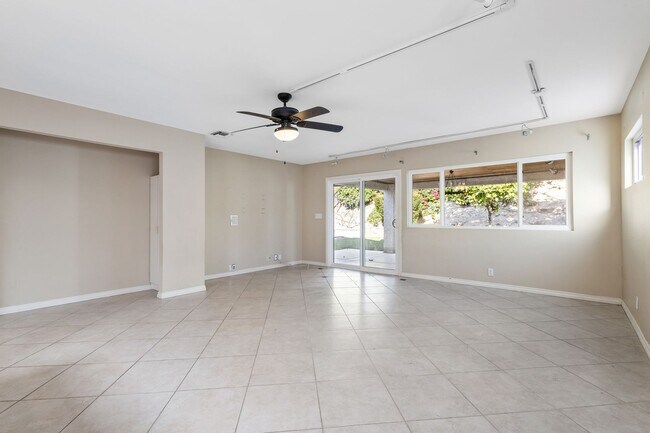 Building Photo - 3 Bedroom 2 Bathroom home available DECEMB...