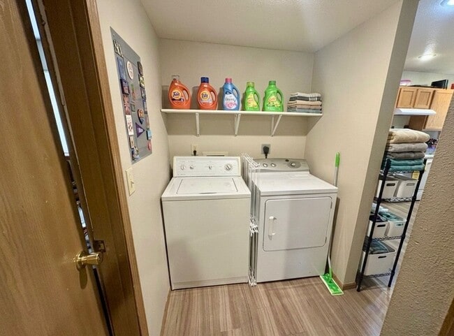 Building Photo - Duplex Available in Central MHK!