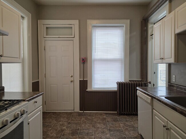 Building Photo - Updated 4-Bedroom Apartment in Oshkosh - 136 High Ave, Oshkosh, WI 54901