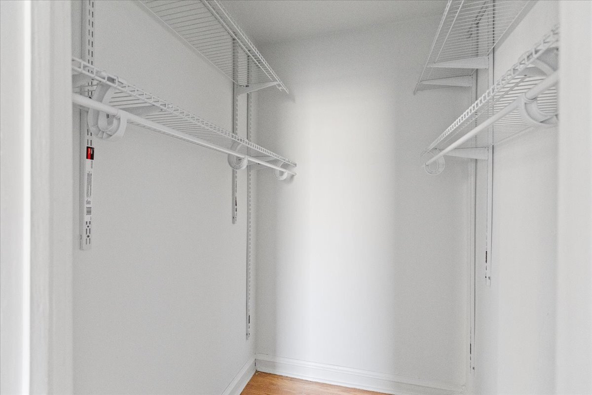 Building Photo - 658 W Oakdale Ave