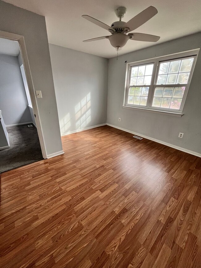 Building Photo - 2 Bd / 1.5 Bth Townhouse in Stover Mill