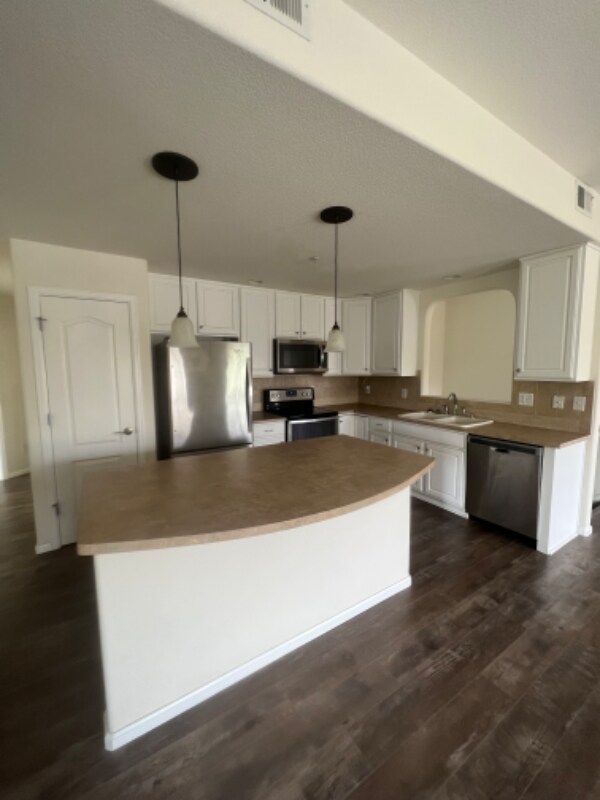 Building Photo - 2307 Calais Dr